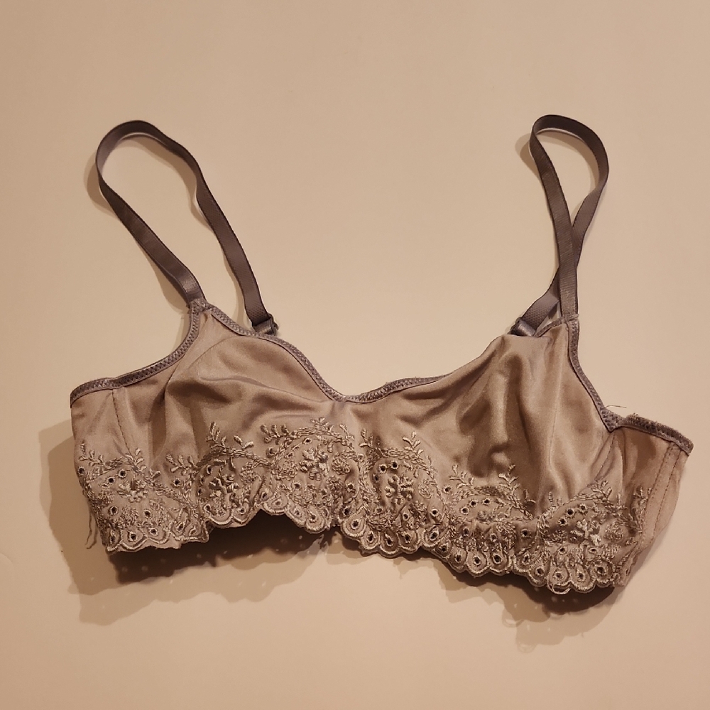 Vintage Olga Elegant Lace Eyelet Trimmed Bra 36A